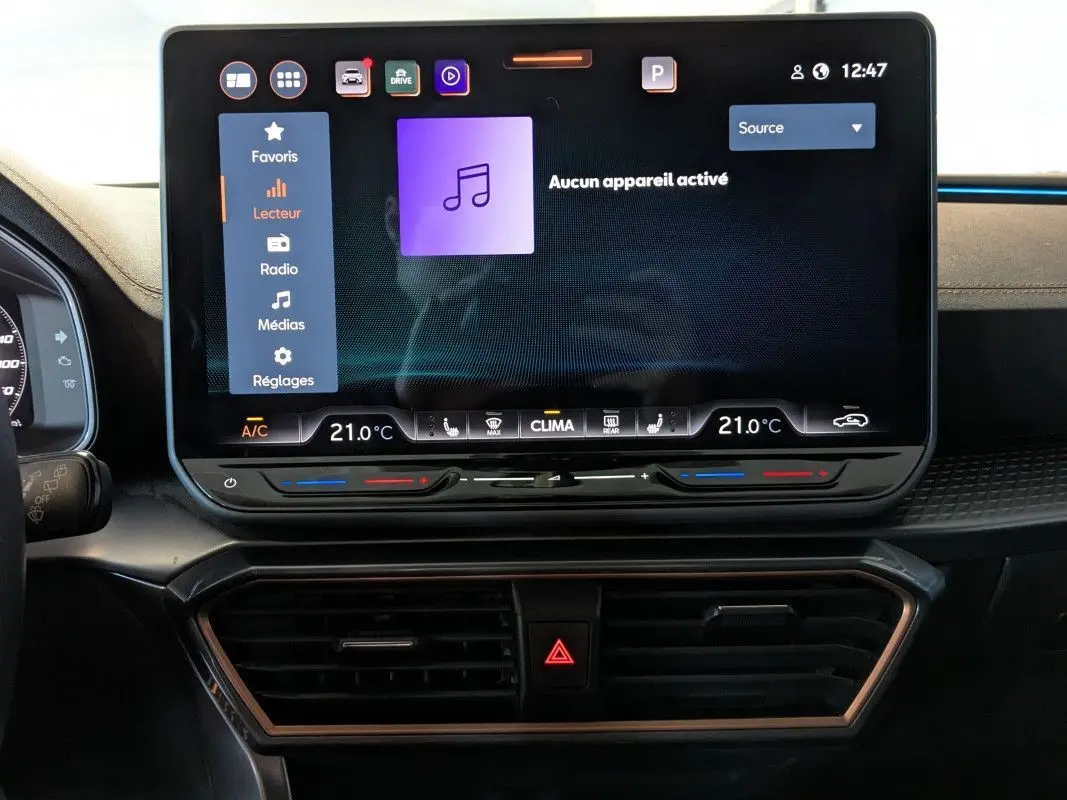 Écran tactile central du tableau de bord de la CUPRA Formentor 2.0 TDI 150 DSG7 noir, affichant le menu multimédia et la climatisation.