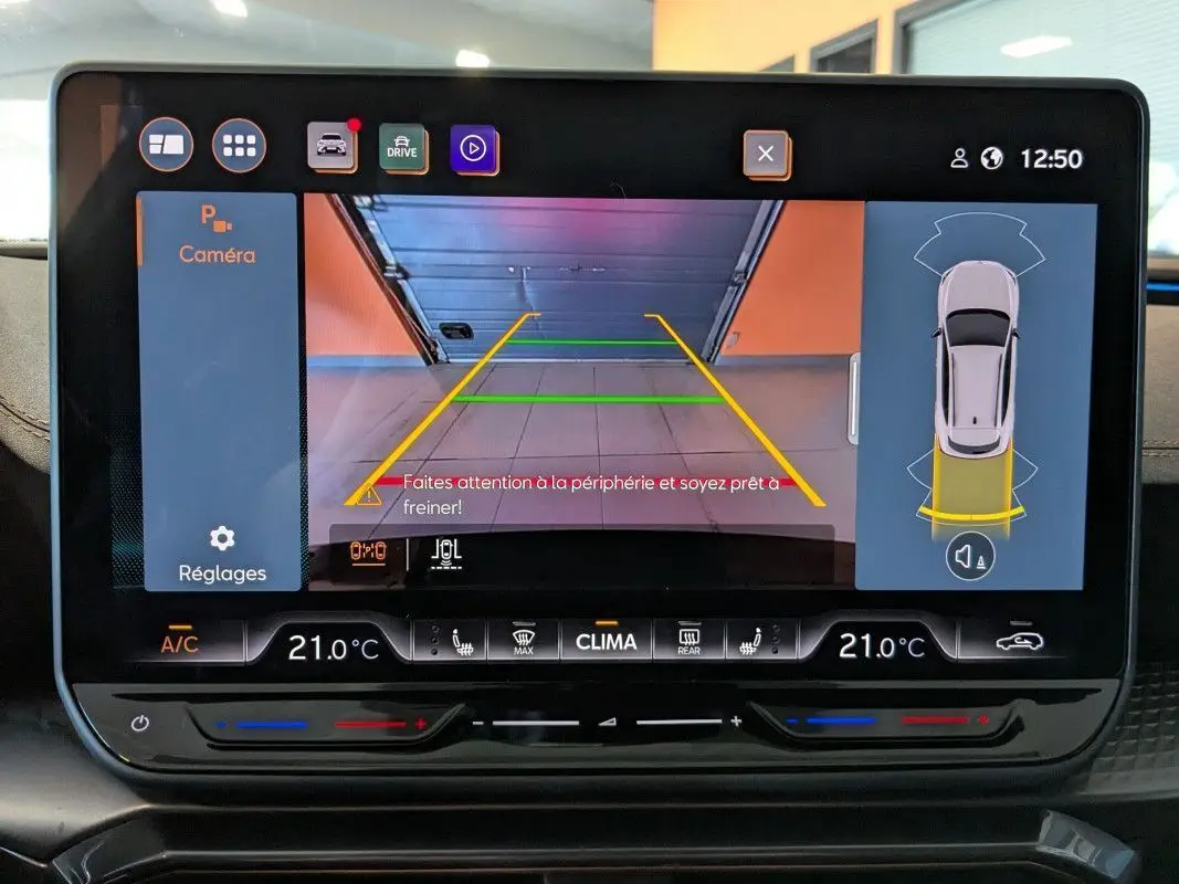 Écran tactile intérieur du CUPRA Formentor noir 2025 montrant la caméra de recul avec lignes de guidage et capteurs d’obstacles.