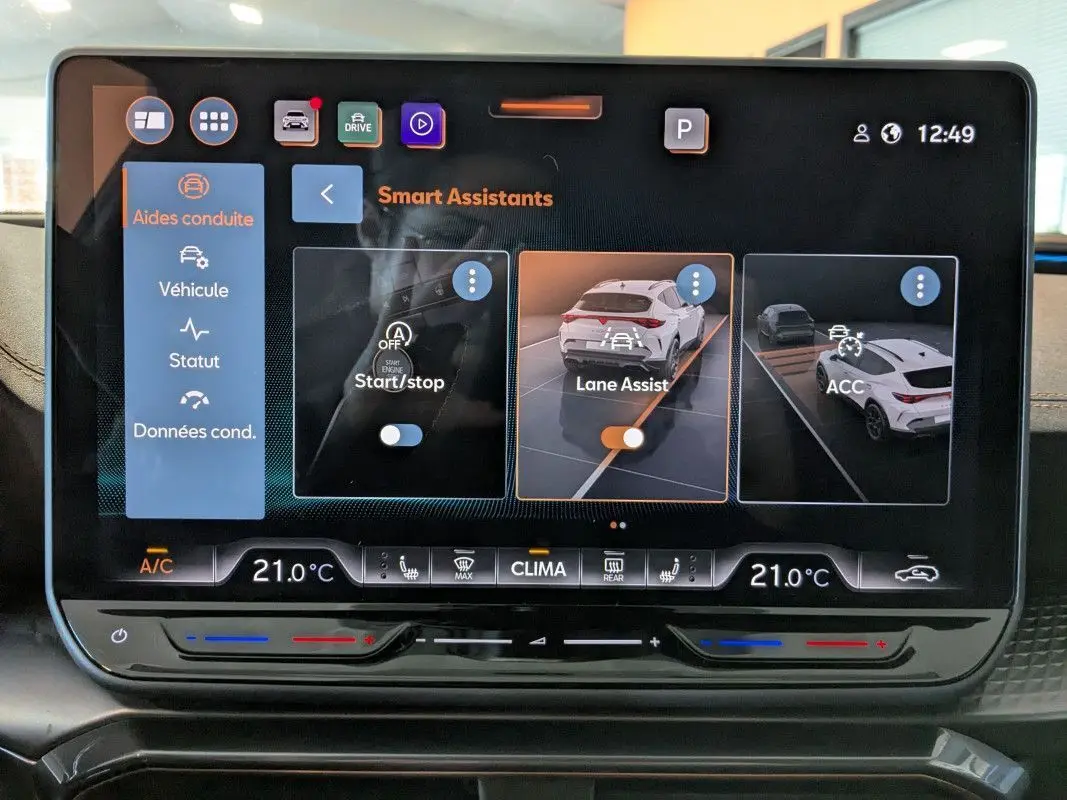 Écran tactile intérieur du CUPRA Formentor 2025 affichant les assistants de conduite et la climatisation à 21°C.