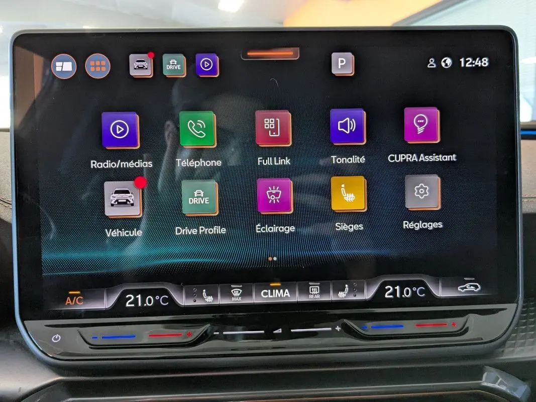 Écran tactile central du CUPRA Formentor 2.0 TDI 150 DSG7 2025 affichant les réglages climatisation et connectivité.