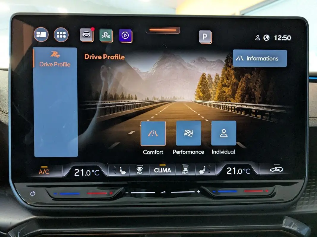Écran tactile central du tableau de bord du CUPRA Formentor 2025 affichant les modes de conduite et la climatisation.