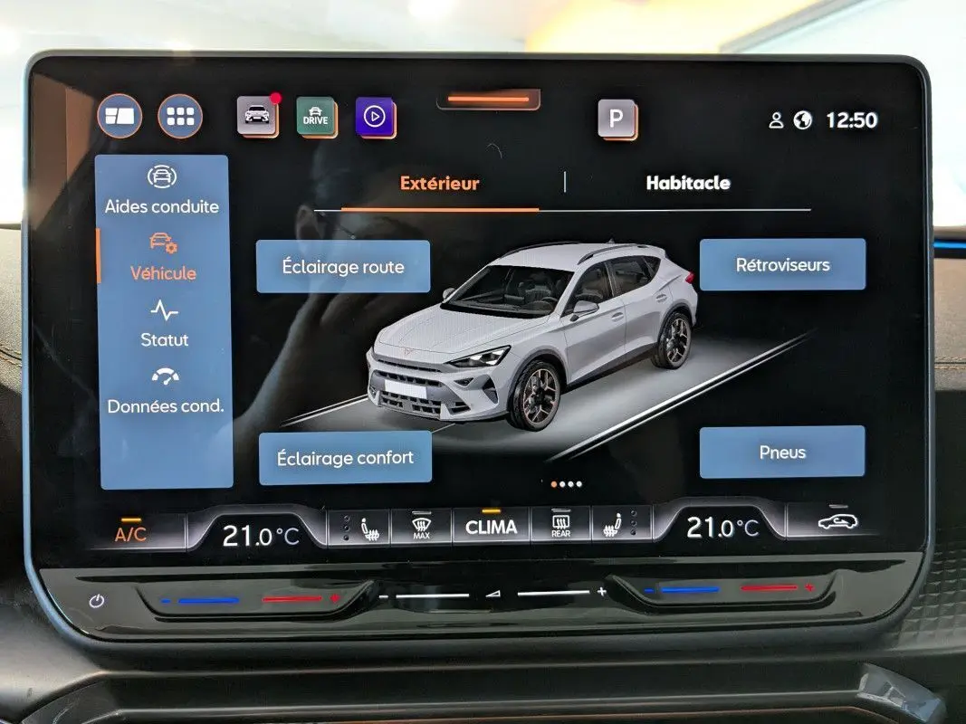 Écran tactile affichant une modélisation 3/4 avant d’un CUPRA Formentor blanc avec options éclairage et pneus.