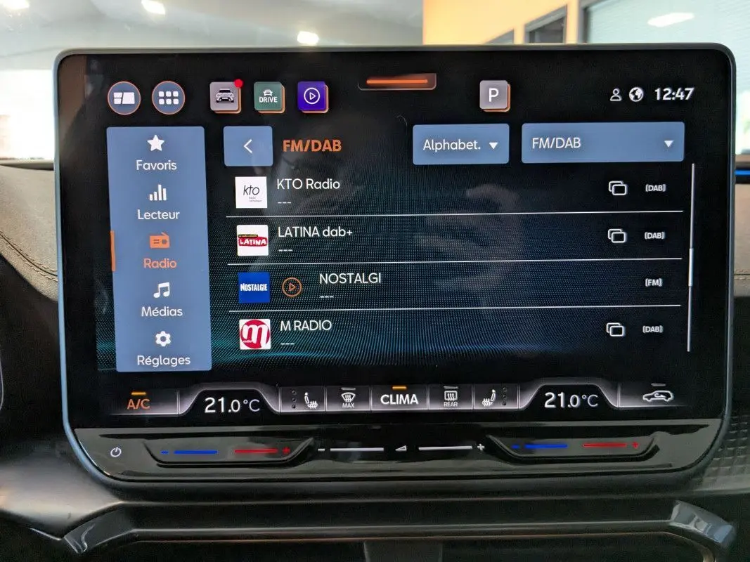 Écran tactile central du CUPRA Formentor 2.0 TDI 150 DSG7 affichant les options radio FM/DAB et climatisation à 21°C.