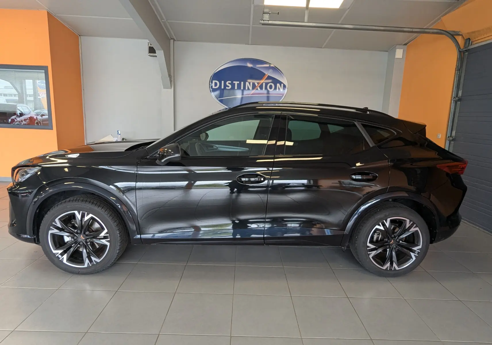 Vue de profil côté gauche d'un CUPRA Formentor noir 2025 avec jantes alliage 18'' TEMPEST et lignes sportives marquées.