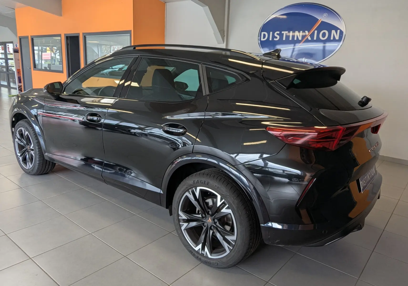 Vue 3/4 arrière droite du CUPRA Formentor noir 2025 avec jantes alliage 18'' TEMPEST et feux LED distinctifs.