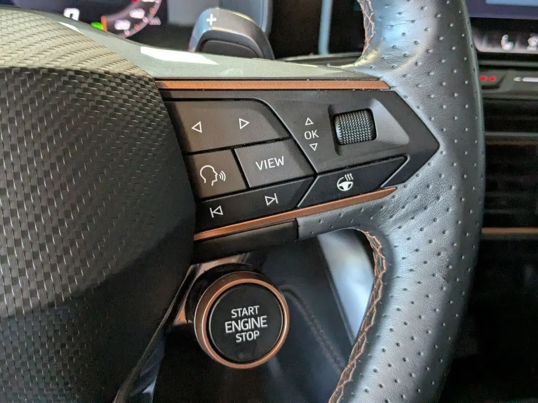 Gros plan sur le volant cuir perforé noir du CUPRA Formentor 2.0 TDI 150 DSG7 avec bouton Start Engine Stop.