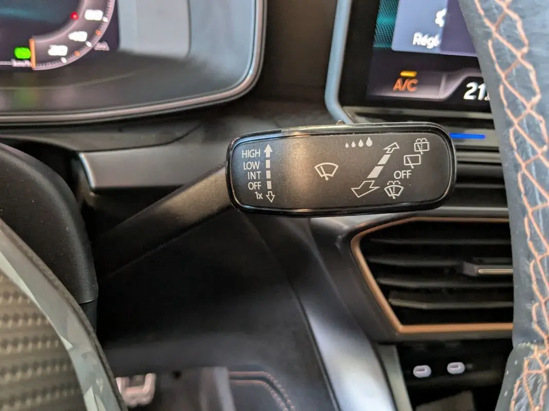 Gros plan sur la commande d’essuie-glace à gauche du volant dans l’habitacle noir du CUPRA Formentor 2025.