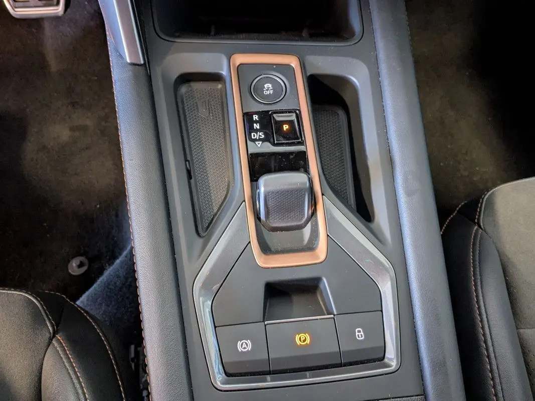 Vue rapprochée de la console centrale du CUPRA Formentor 2.0 TDI 150 DSG7 avec levier de vitesse et boutons de contrôle.