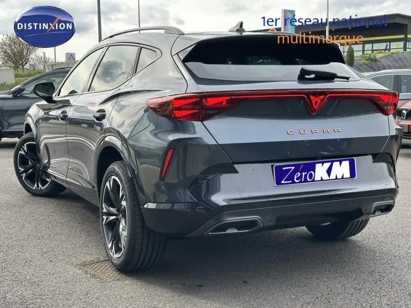 Vue 3/4 arrière droite d'un CUPRA Formentor gris Graphène personnalisé avec feux arrière LED et jantes alu noires.