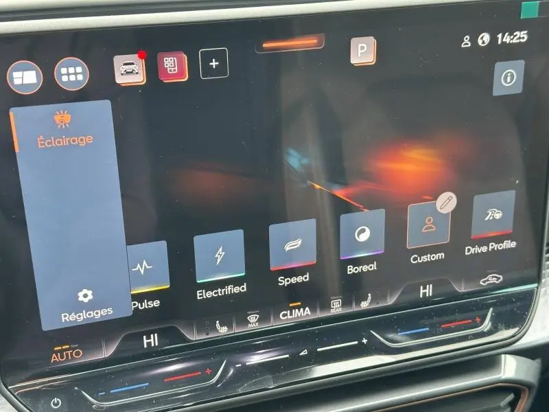 Écran tactile central du CUPRA Formentor 2.0 TDI gris Graphène, affichant les réglages d’éclairage et profils de conduite.