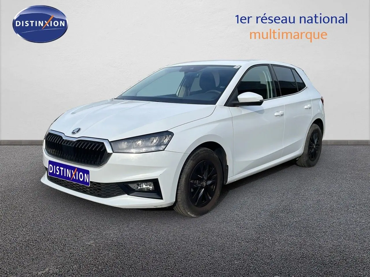 SKODA Fabia blanc glacier vue 3/4 avant droit avec jantes noires et calandre marquée.