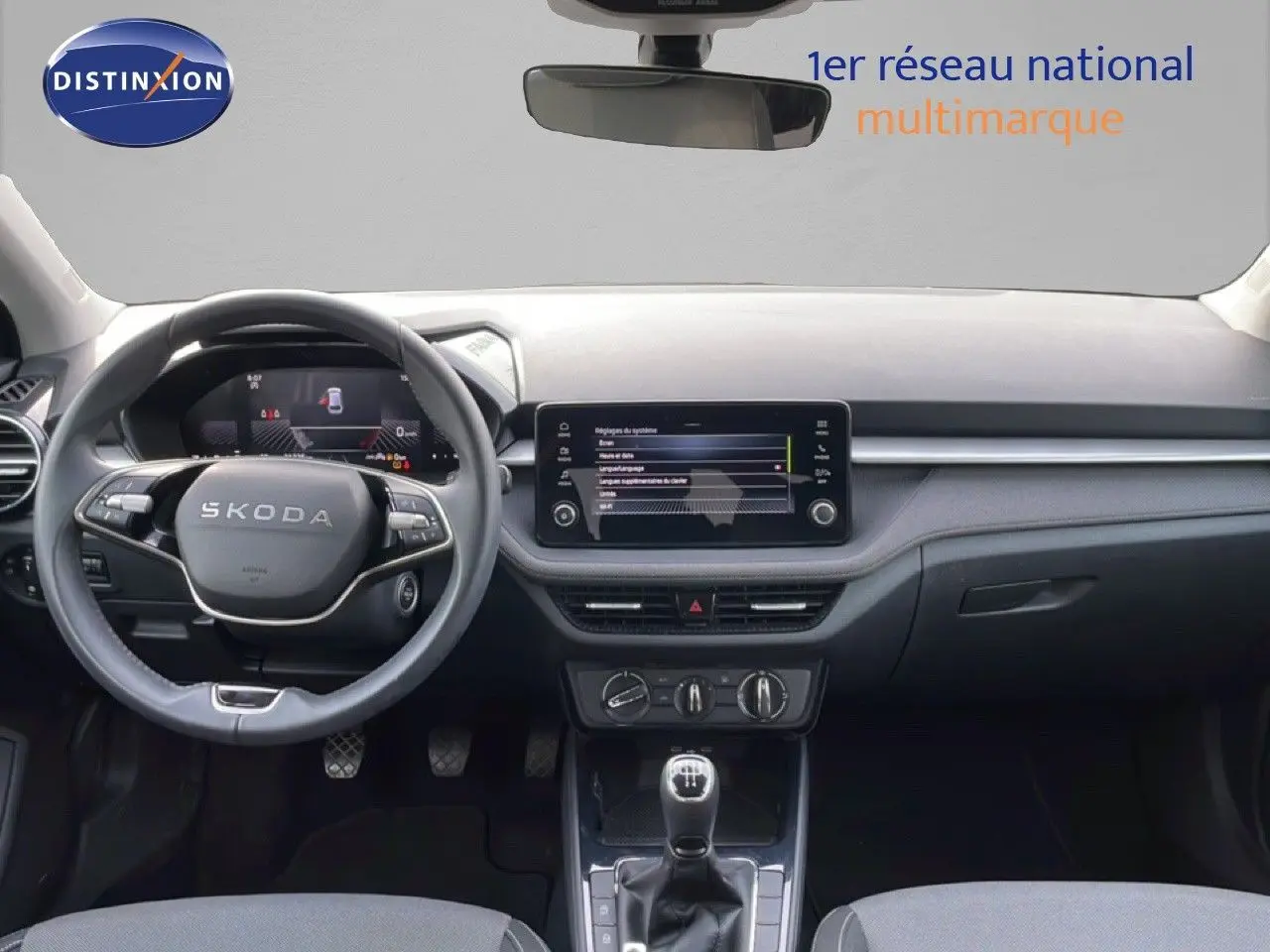 Vue intérieure frontale du tableau de bord et volant noir de la Skoda Fabia 2025 avec boîte manuelle et écran tactile central.