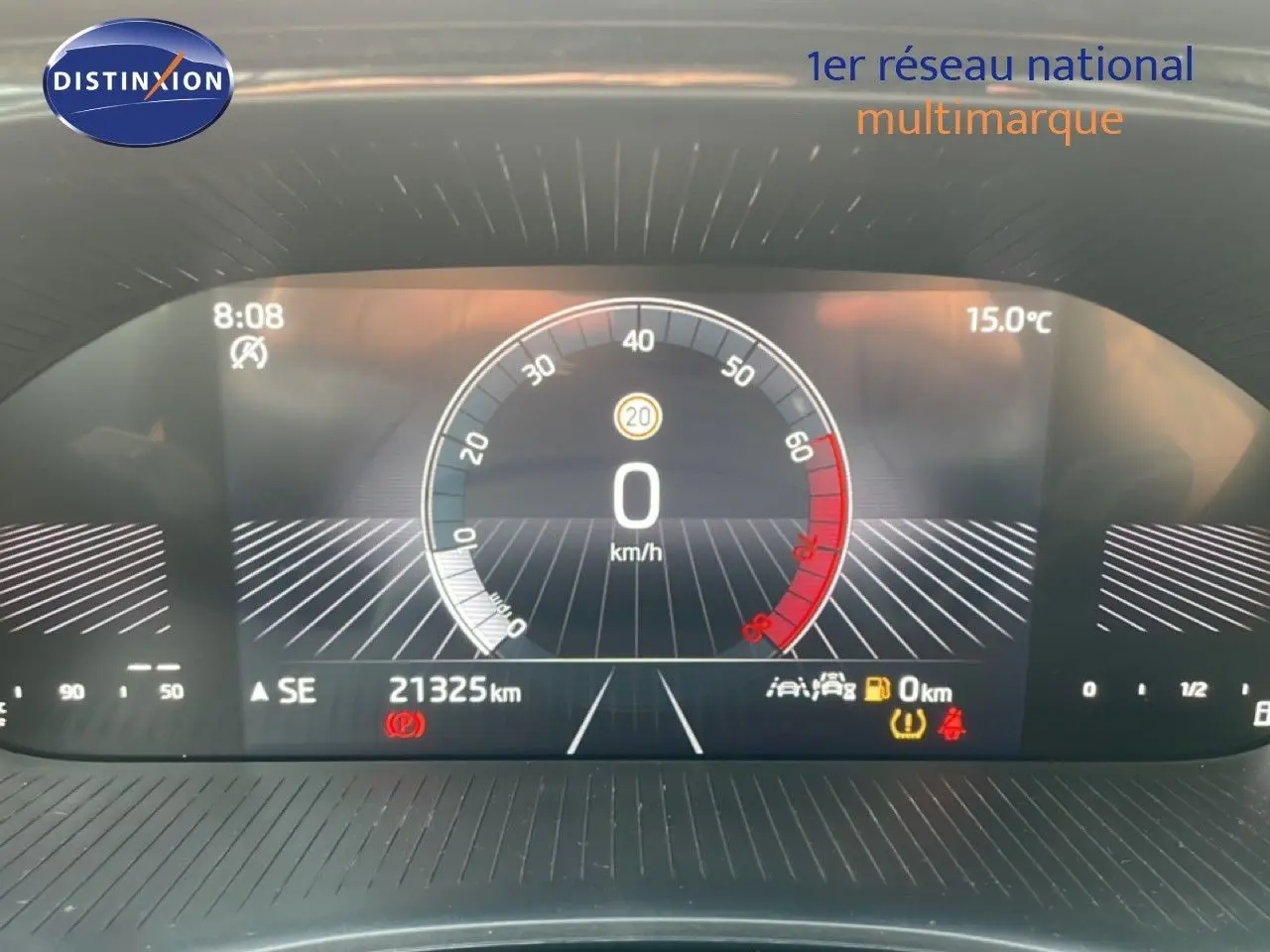 Tableau de bord numérique de Skoda Fabia blanc glacier 2025, affichant vitesse à 0 km/h et 21 325 km au compteur.