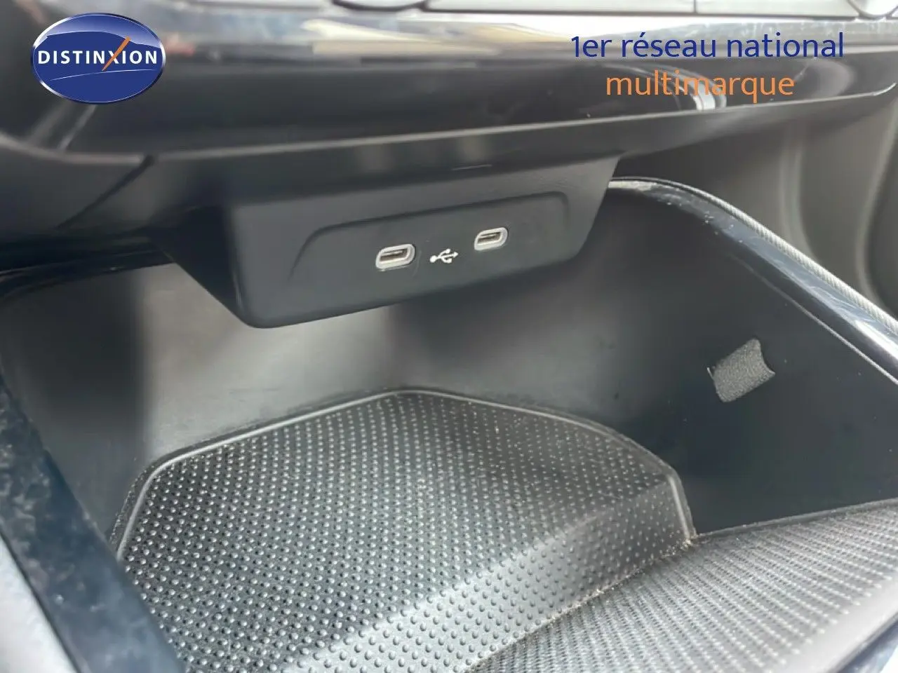 Gros plan sur la console centrale noire avec deux ports USB-C visibles dans une Skoda Fabia blanche Glacier.