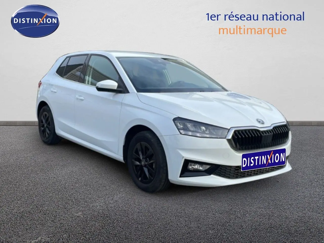 SKODA FABIA blanc glacier vue 3/4 avant côté gauche, avec jantes noires et calandre noire distinctive.