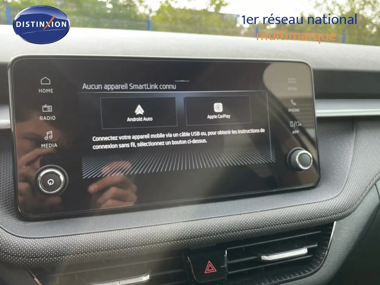 Vue intérieure du tableau de bord de la Skoda Fabia blanc glacier 2025, écran tactile multimédia avec options Android Auto et Apple CarPlay.