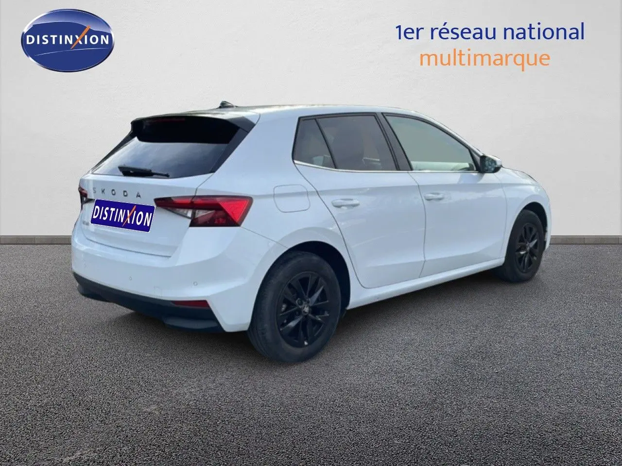 Skoda Fabia blanc glacier vue 3/4 arrière droit avec jantes noires et feux arrière LED visibles.