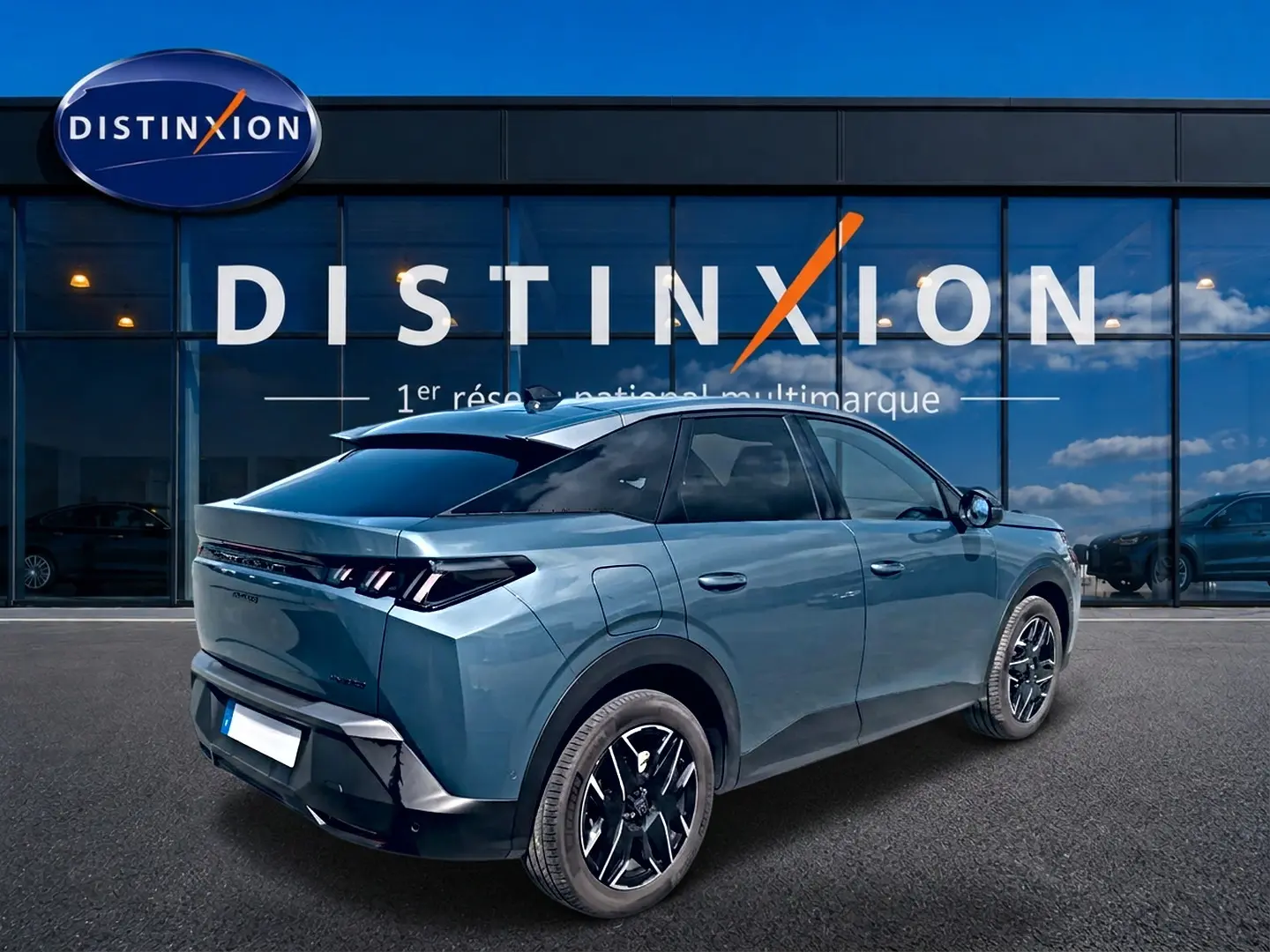 Peugeot 3008 bleu en 3/4 arrière droit, avec jantes alu noires et toit noir, devant une vitrine Distinxion.