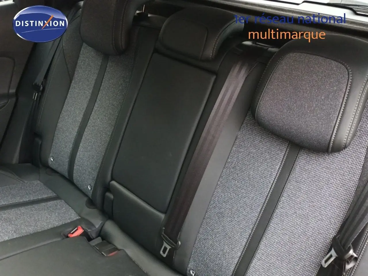 Gros plan sur la banquette arrière en cuir gris et tissu du Peugeot 3008 rouge foncé 2020, version Allure.