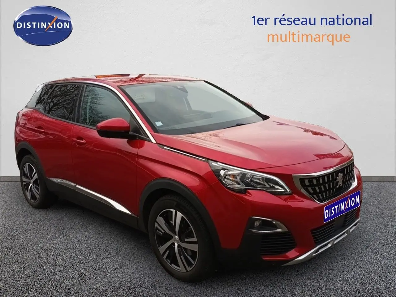 Peugeot 3008 rouge foncé métal en 3/4 avant droit, mettant en valeur sa calandre distinctive et ses jantes bi-ton.
