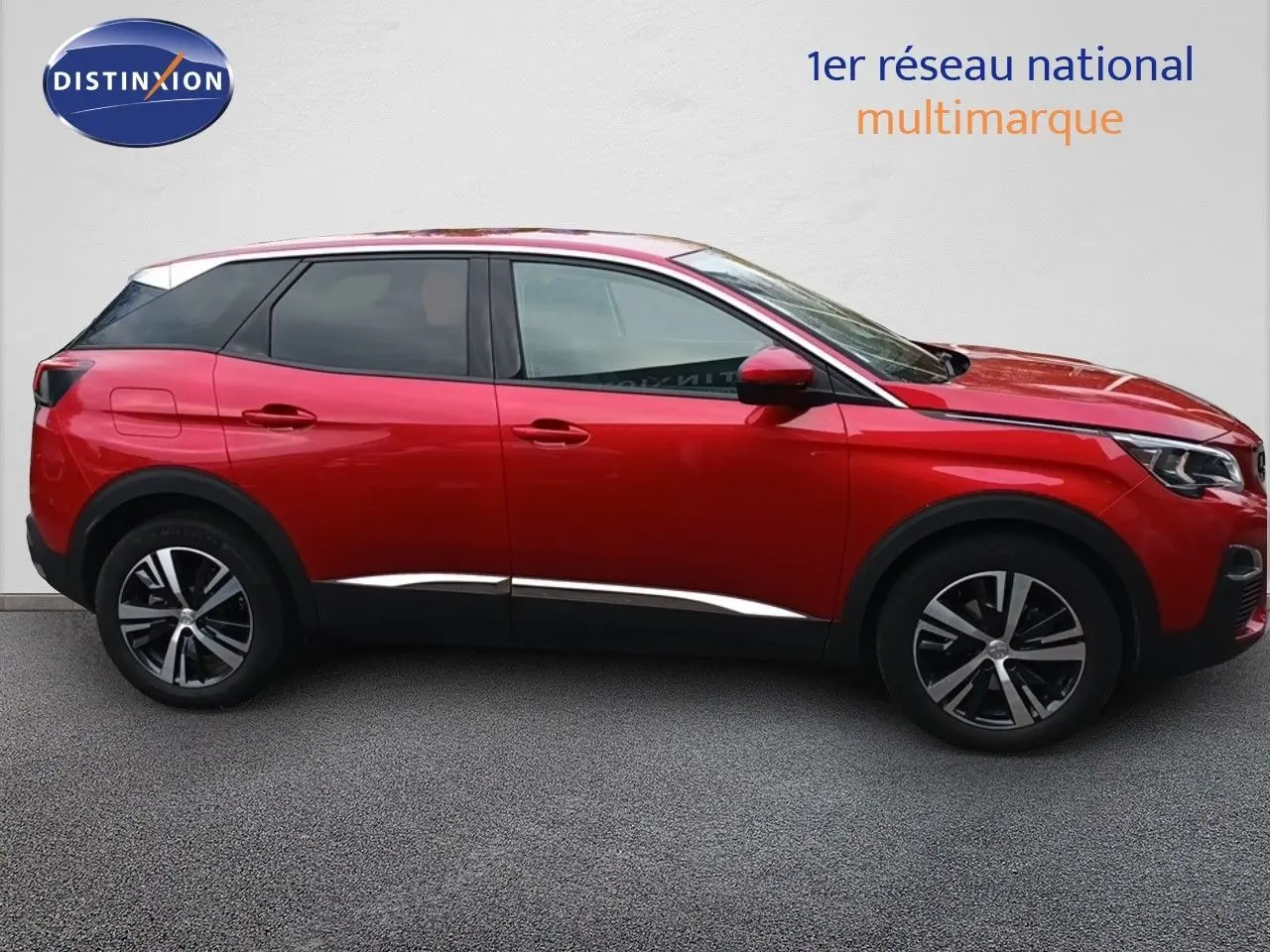 Peugeot 3008 rouge foncé métal vue de profil côté gauche, soulignant ses lignes modernes et jantes alliage.