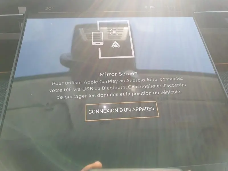 Écran tactile du système Mirror Screen dans un Citroën C5 Aircross Vert Astoria, vue intérieure frontale.