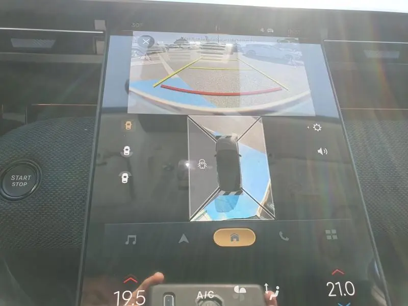 Écran tactile intérieur montrant la caméra de recul et la vue panoramique 360° du Citroën C5 Aircross 2026.