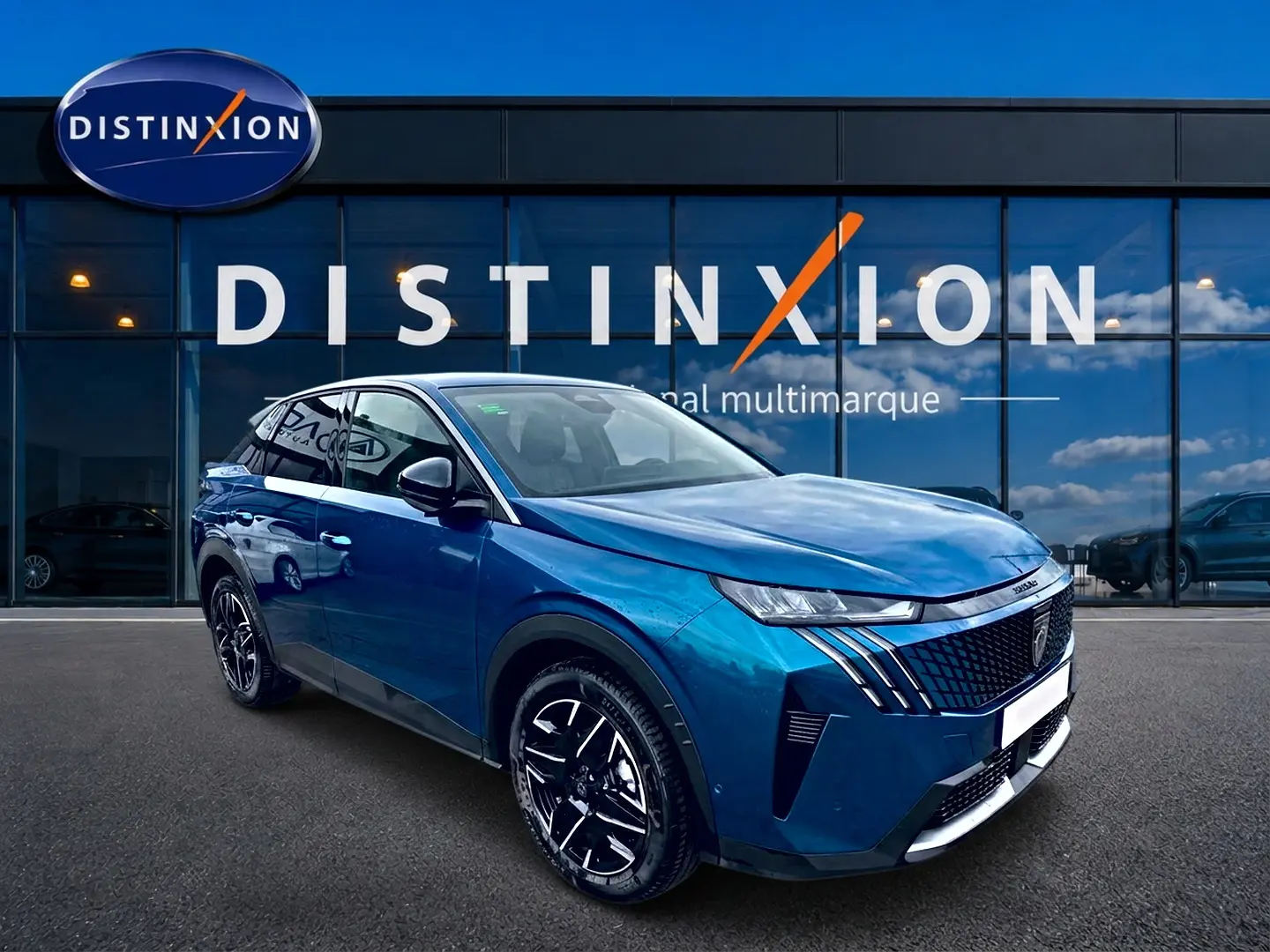 Peugeot 3008 bleu 3/4 avant droit avec calandre distinctive et jantes alliage noires devant showroom Distinxion.