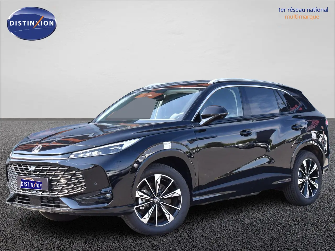 MG Motor EHS 1.5 Hybrid+ 224 ch Luxury noir en 3/4 avant droit avec jantes alliage 19 pouces et phares LED.