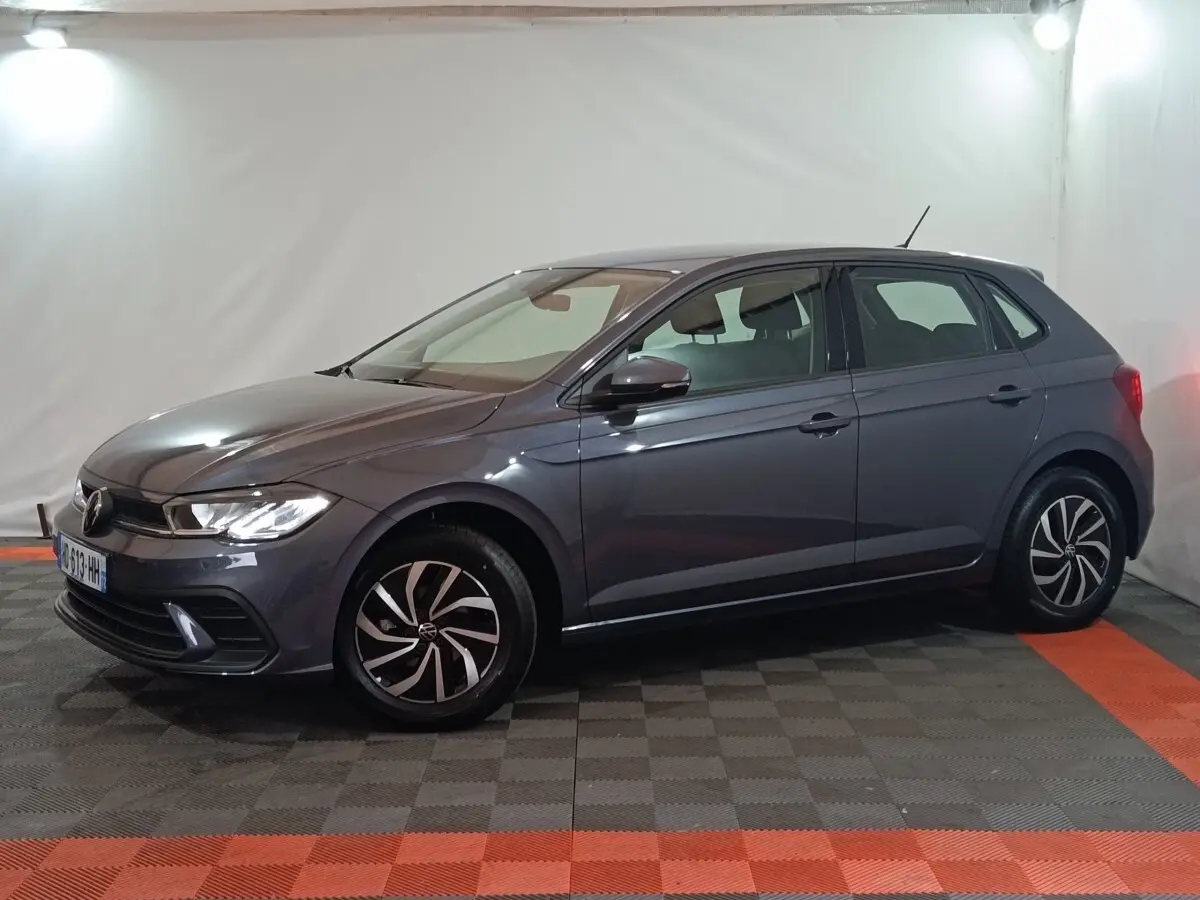 Volkswagen Polo 1.0 TSI 95 Life Plus gris foncé vue de profil côté gauche en intérieur avec jantes distinctives.