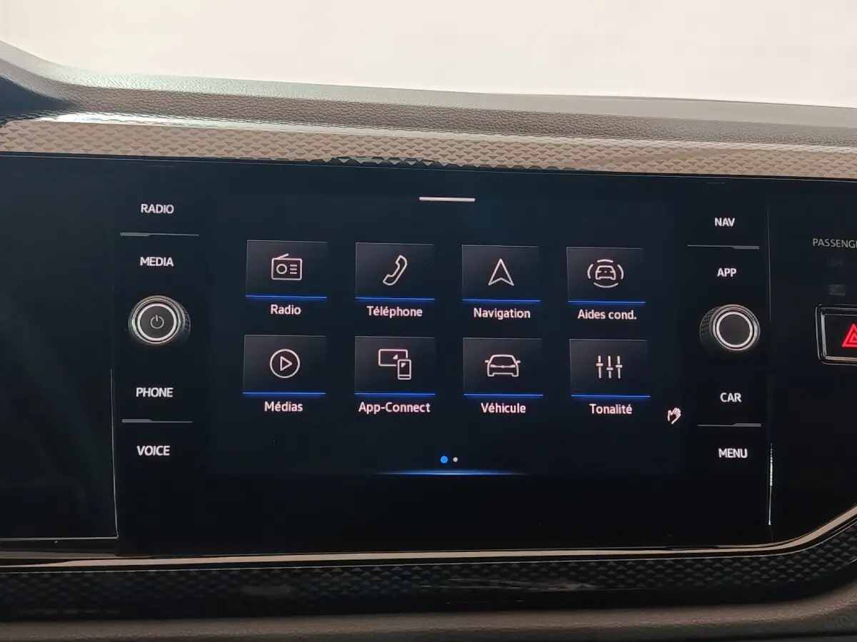 Écran tactile central 8 pouces du Volkswagen Polo 2025 affichant les options radio, navigation et aides à la conduite.