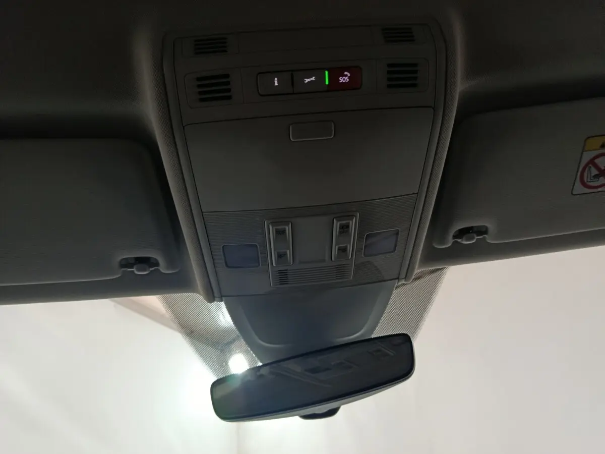 Vue intérieure du plafond avant de la Volkswagen Polo 2025 avec commandes d'appel d'urgence et rétroviseur central.