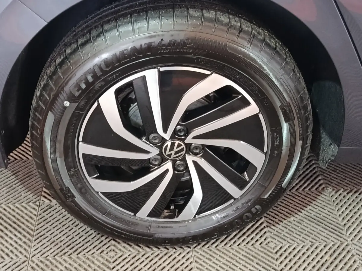Gros plan sur la roue avant droite gris foncé d'une Volkswagen Polo 1.0 TSI 95 Life Plus avec jante alliage bicolore.