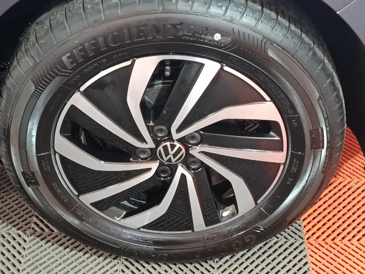 Gros plan sur la jante alliage bicolore noire et argentée d'une Volkswagen Polo gris foncé, pneu Goodyear visible.
