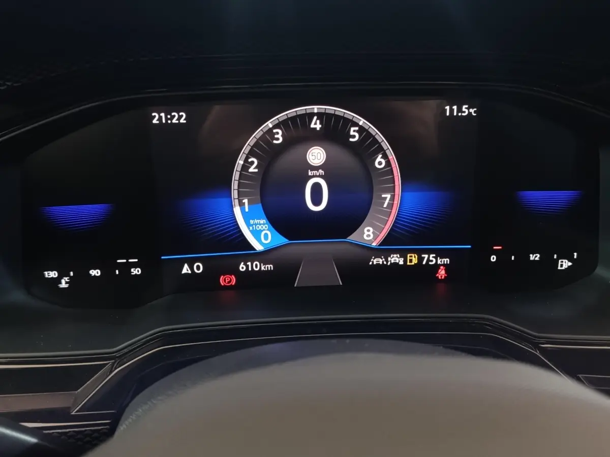 Affichage numérique du combiné d'instruments de la Volkswagen Polo 2025, vue frontale du tableau de bord.