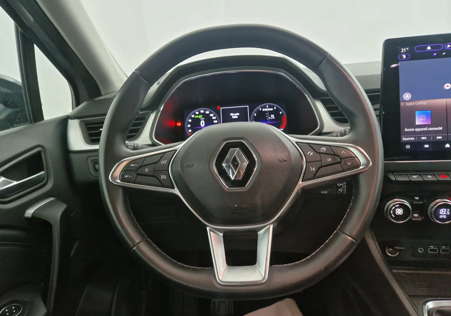 Vue intérieure centrée sur le volant noir du Renault Captur 2024 avec tableau de bord numérique et écran tactile Easy Link.