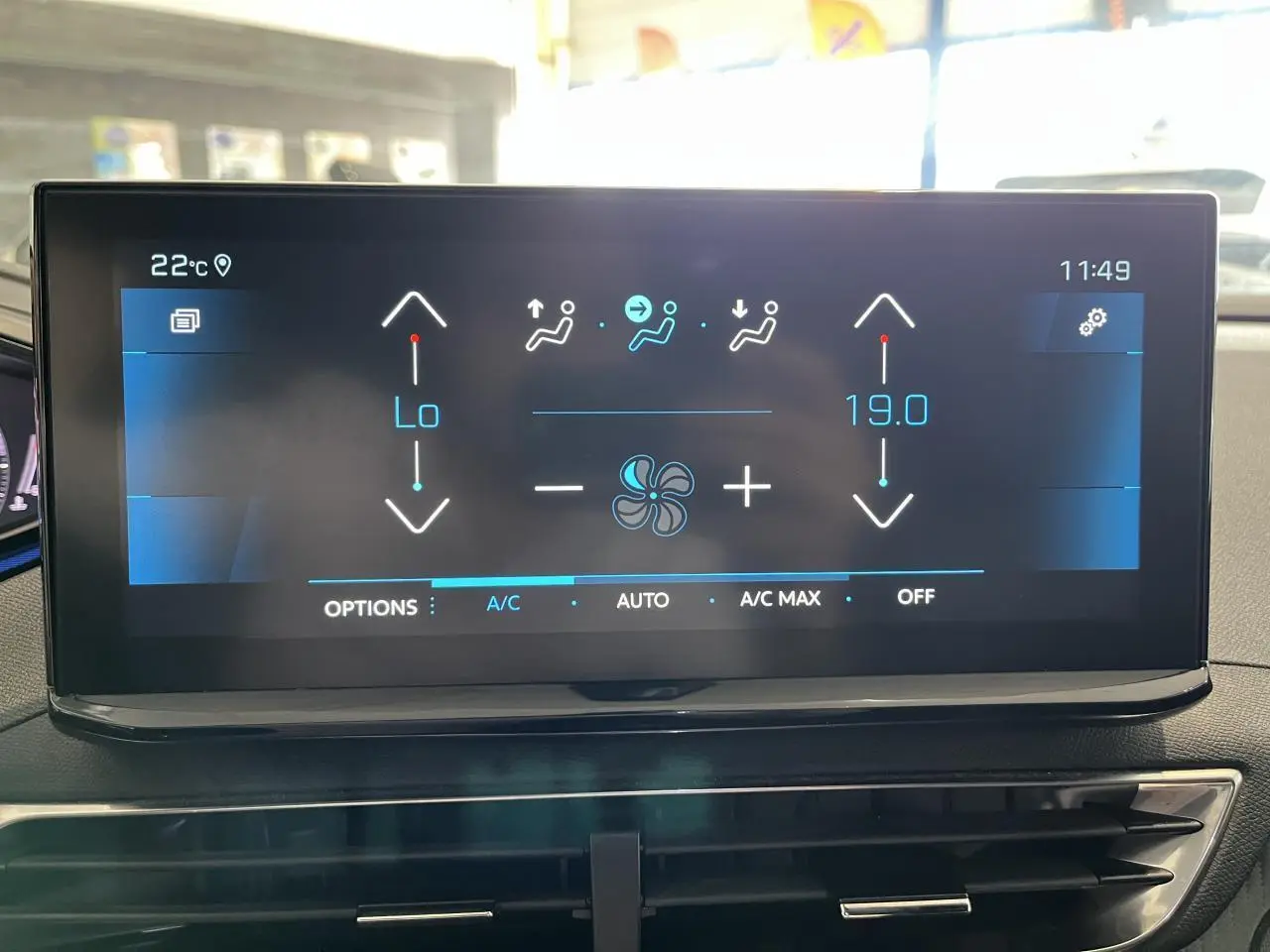 Écran tactile central du système de climatisation bi-zone dans un Peugeot 5008 noir métallisé 2024.