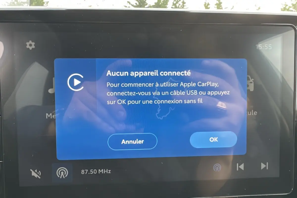 Écran tactile central de la Toyota Yaris 2025 blanc lunaire affichant la connexion Apple CarPlay non établie.