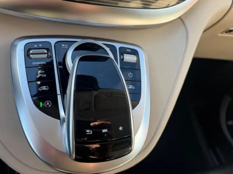 Gros plan sur la console centrale argentée avec commandes tactiles du Mercedes Classe V 250 d blanc cristal de roche