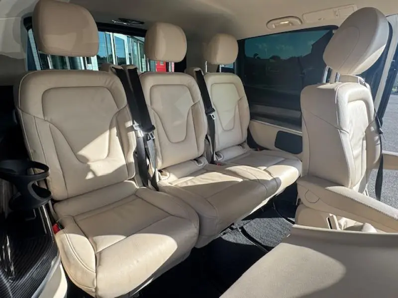 Vue intérieure sur les sièges en cuir beige Lugano du rang 2 du Mercedes Classe V 250 d Long Avantgarde 2019
