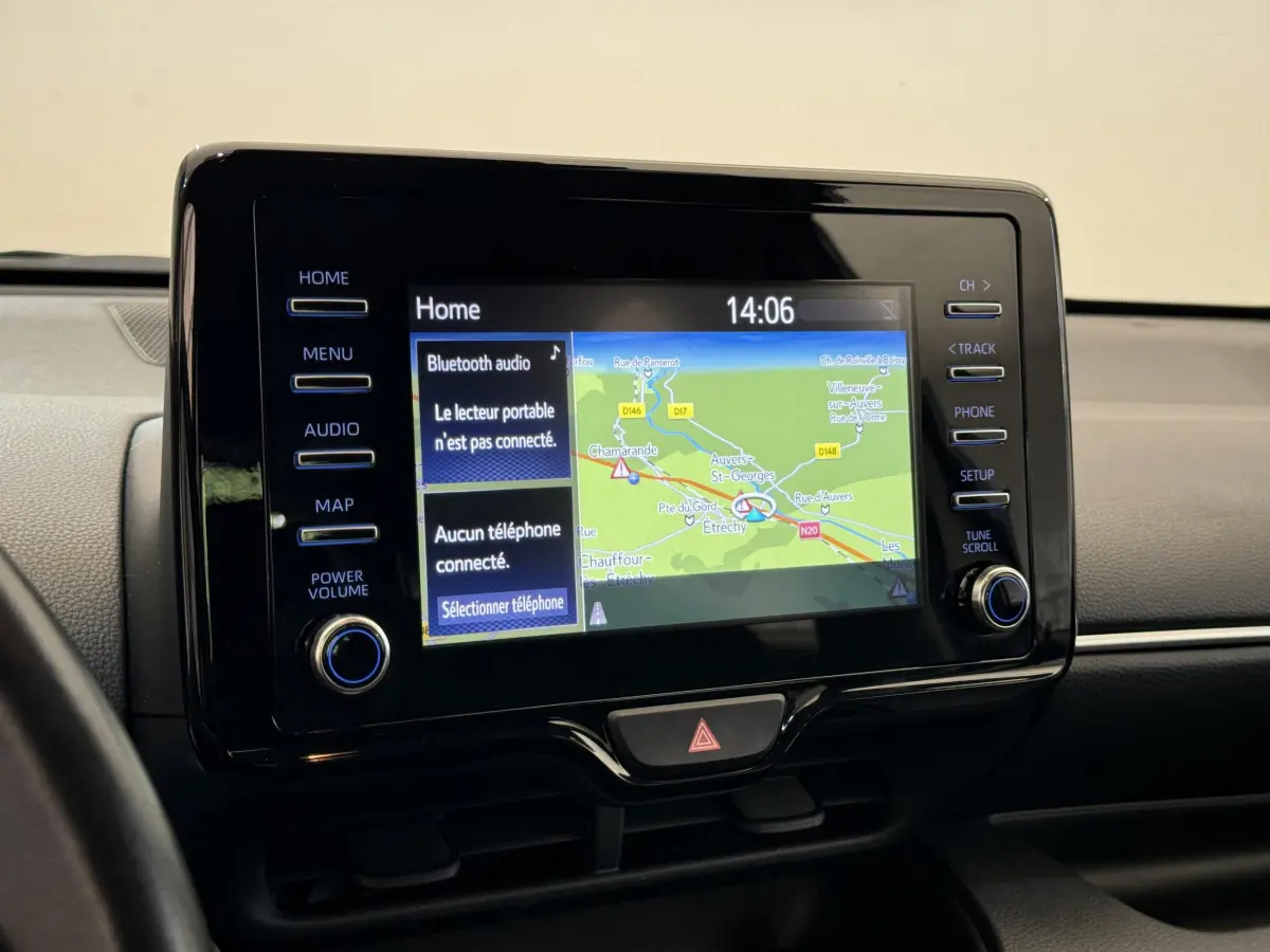Écran tactile central de navigation et multimédia dans l’habitacle de la Toyota Yaris hybride blanche 2022.