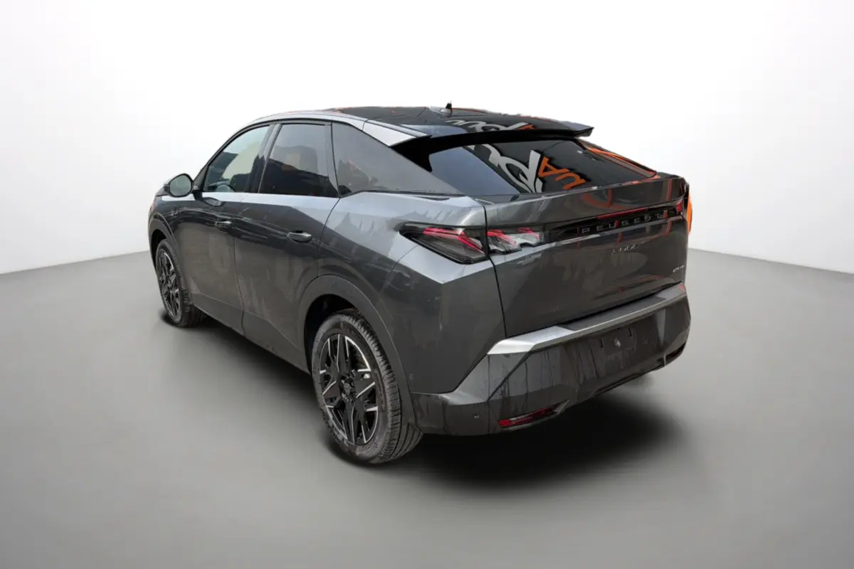Peugeot 3008 Hybrid gris titane avec toit noir, vue 3/4 arrière droit mettant en valeur les feux LED et jantes alu 19 pouces.