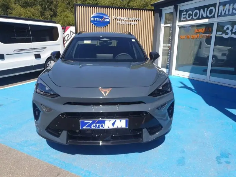 Vue avant d'une CUPRA Formentor bleu Fjord avec logo distinctif et plaque "Zéro KM" sur un sol bleu.