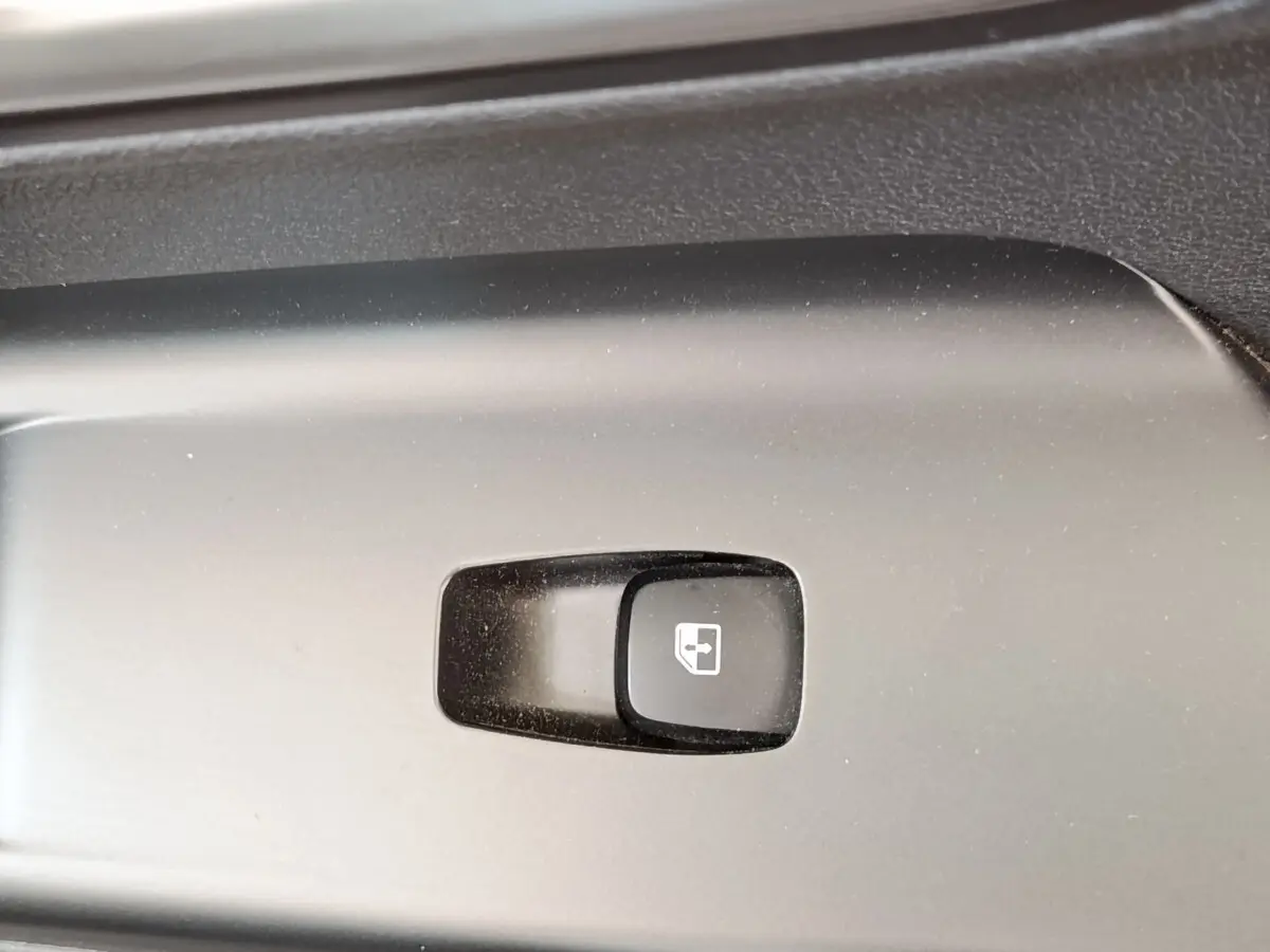 Bouton de verrouillage centralisé noir sur panneau intérieur d'une Hyundai Kona électrique 2023.