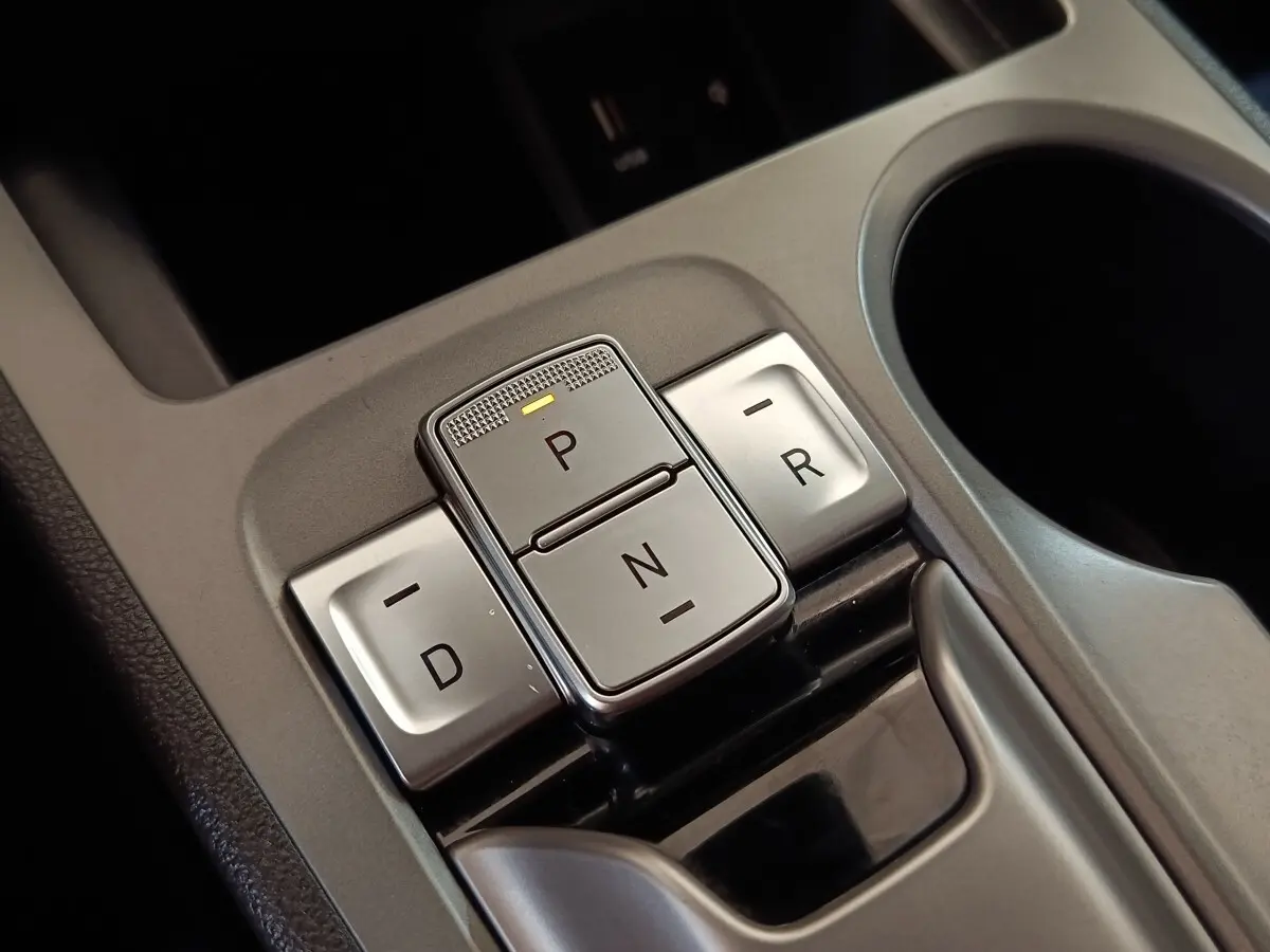 Gros plan sur la commande de boîte automatique avec boutons P, N, D, R dans l’habitacle du Hyundai Kona noir 2023.