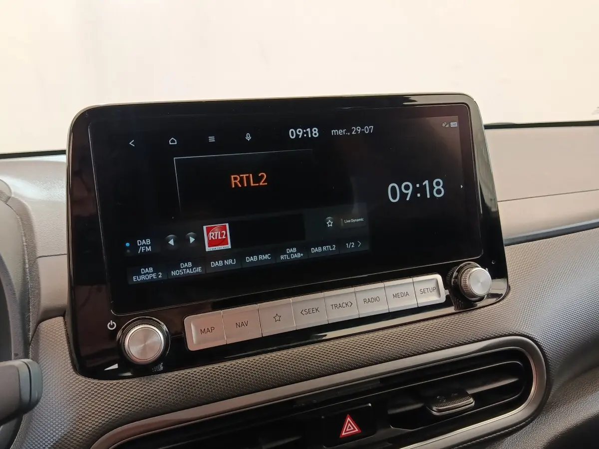 Écran tactile central 10,3 pouces du tableau de bord du Hyundai Kona électrique 2023, affichant la radio RTL2.