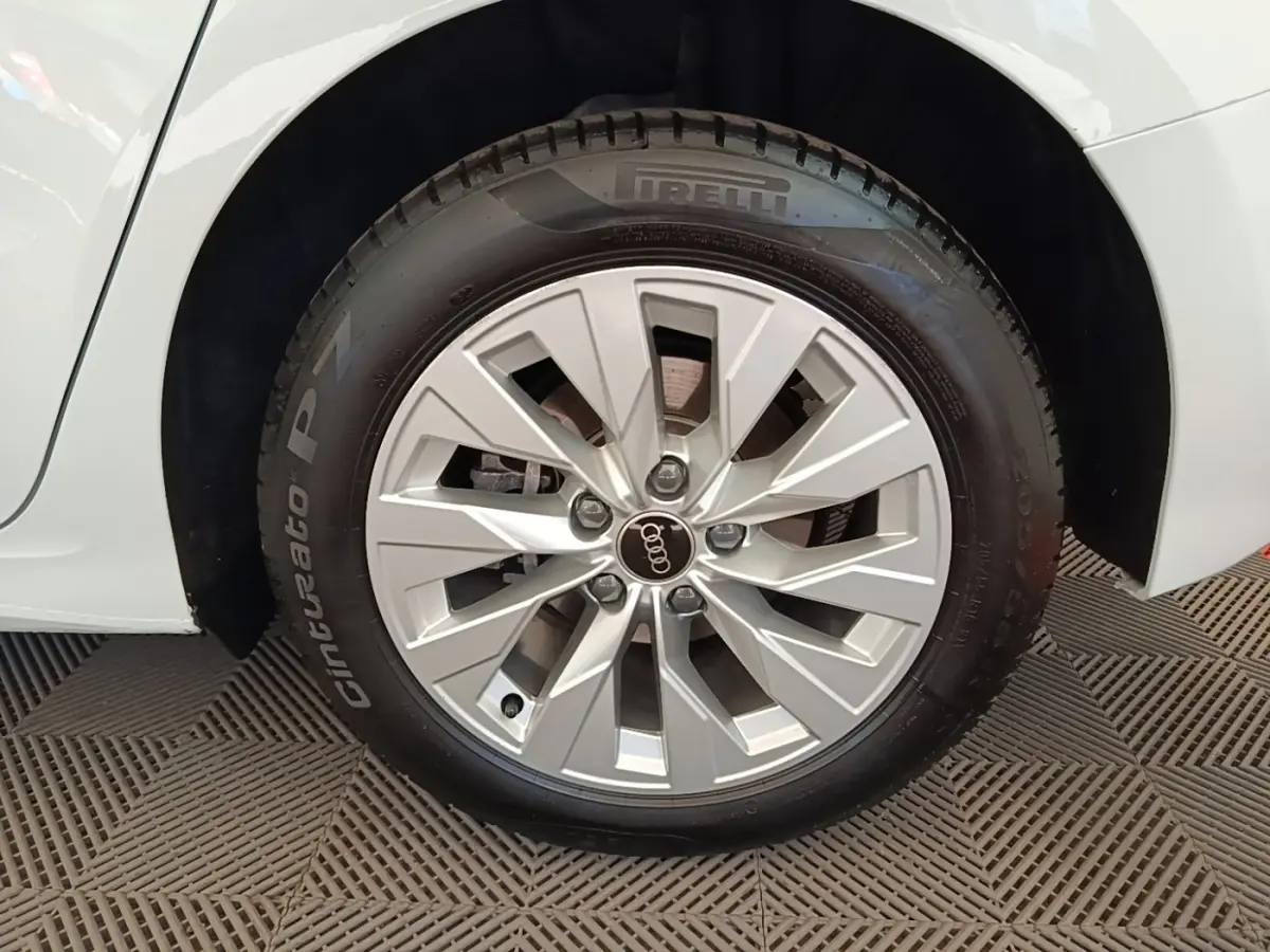 Gros plan sur la roue avant droite blanche d’une Audi A3 40 TFSI e 2022 avec jante aluminium et pneu Pirelli.