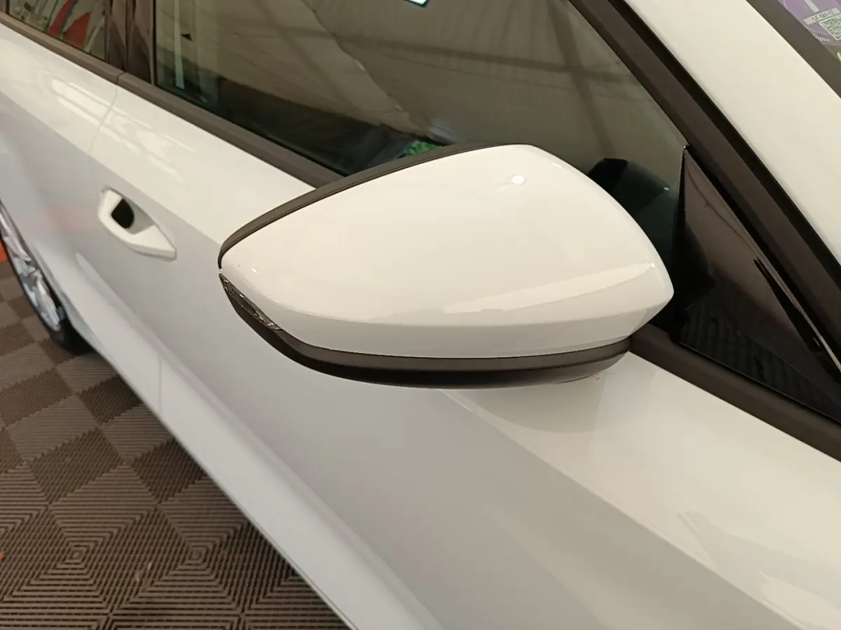 Gros plan sur le rétroviseur droit blanc d'une Audi A3 40 TFSI e 2022 avec portière et poignée visibles.