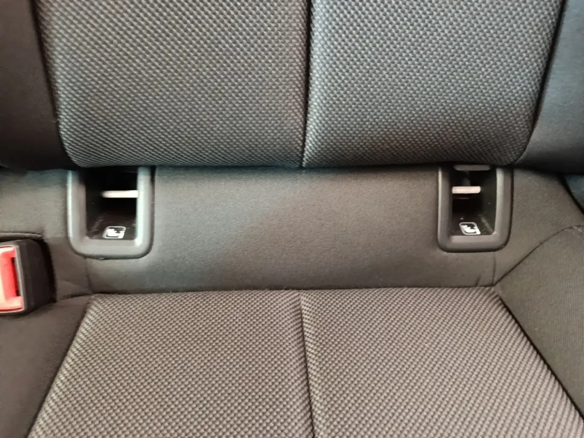 Détail de la banquette arrière noire de l'Audi A3 40 TFSI e 2022 avec fixation ISOFIX visible.
