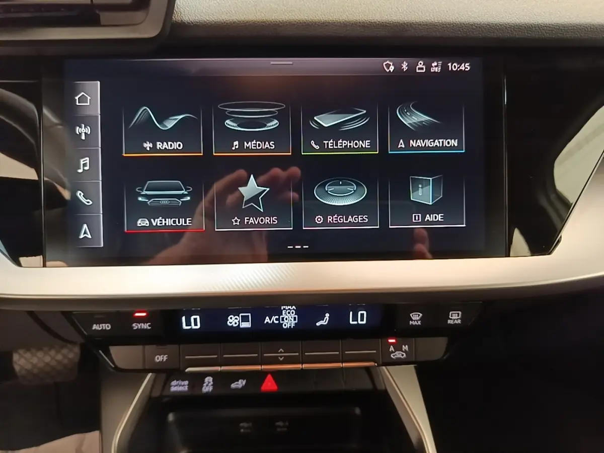 Écran tactile central et commandes climatisation de l’Audi A3 40 TFSI e 2022, intérieur moderne et épuré.